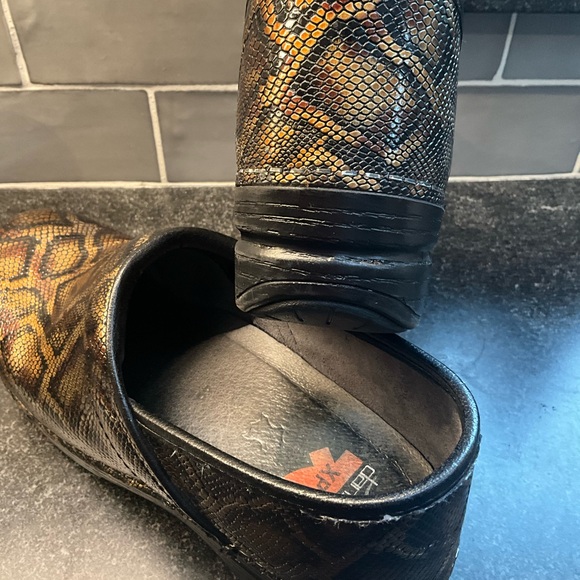 Snake Print Clogs - Picture 7 of 7